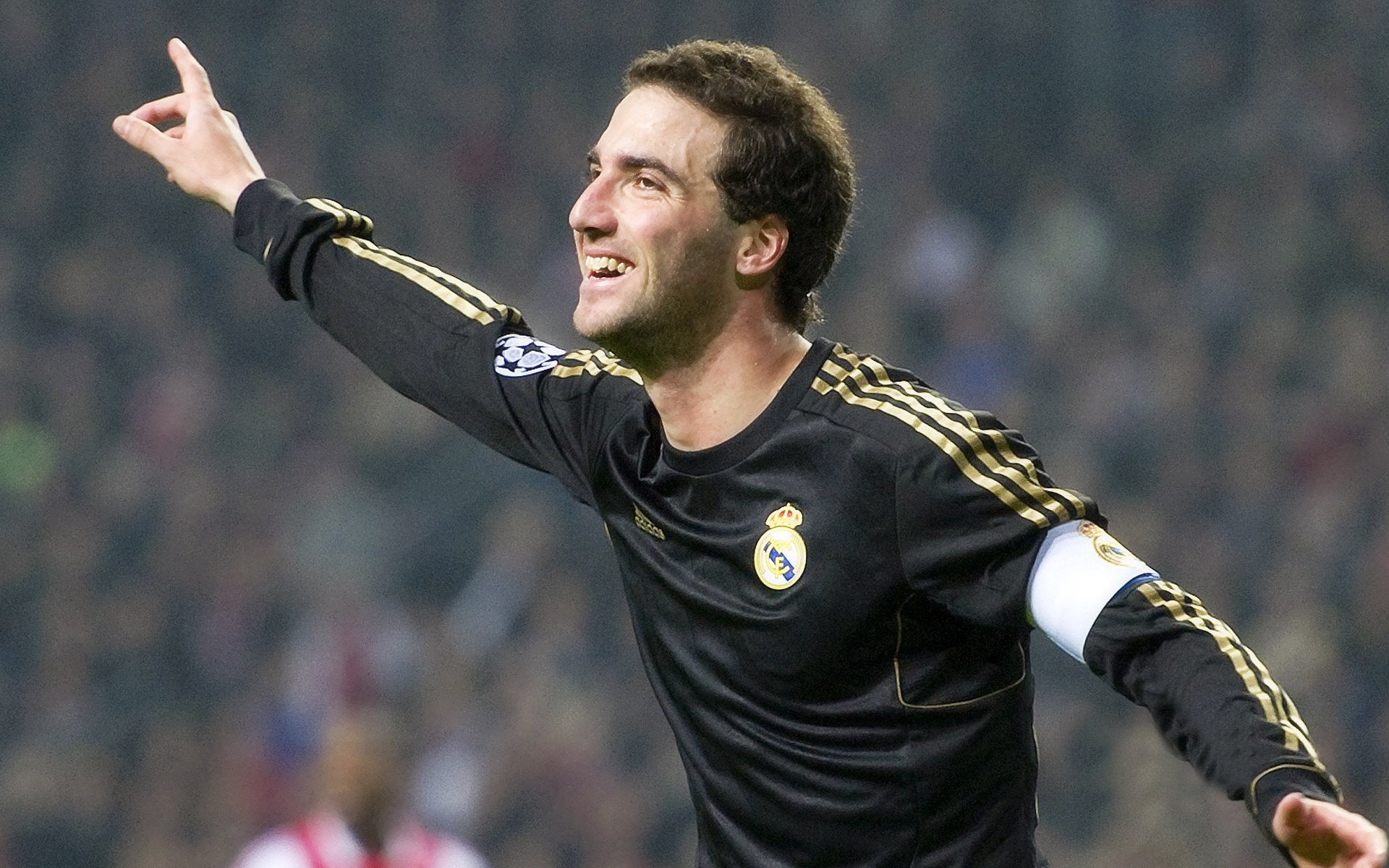 梅赛德斯险胜迈凯伦，周冠宇状态火热—一场技术与意志的极限较量