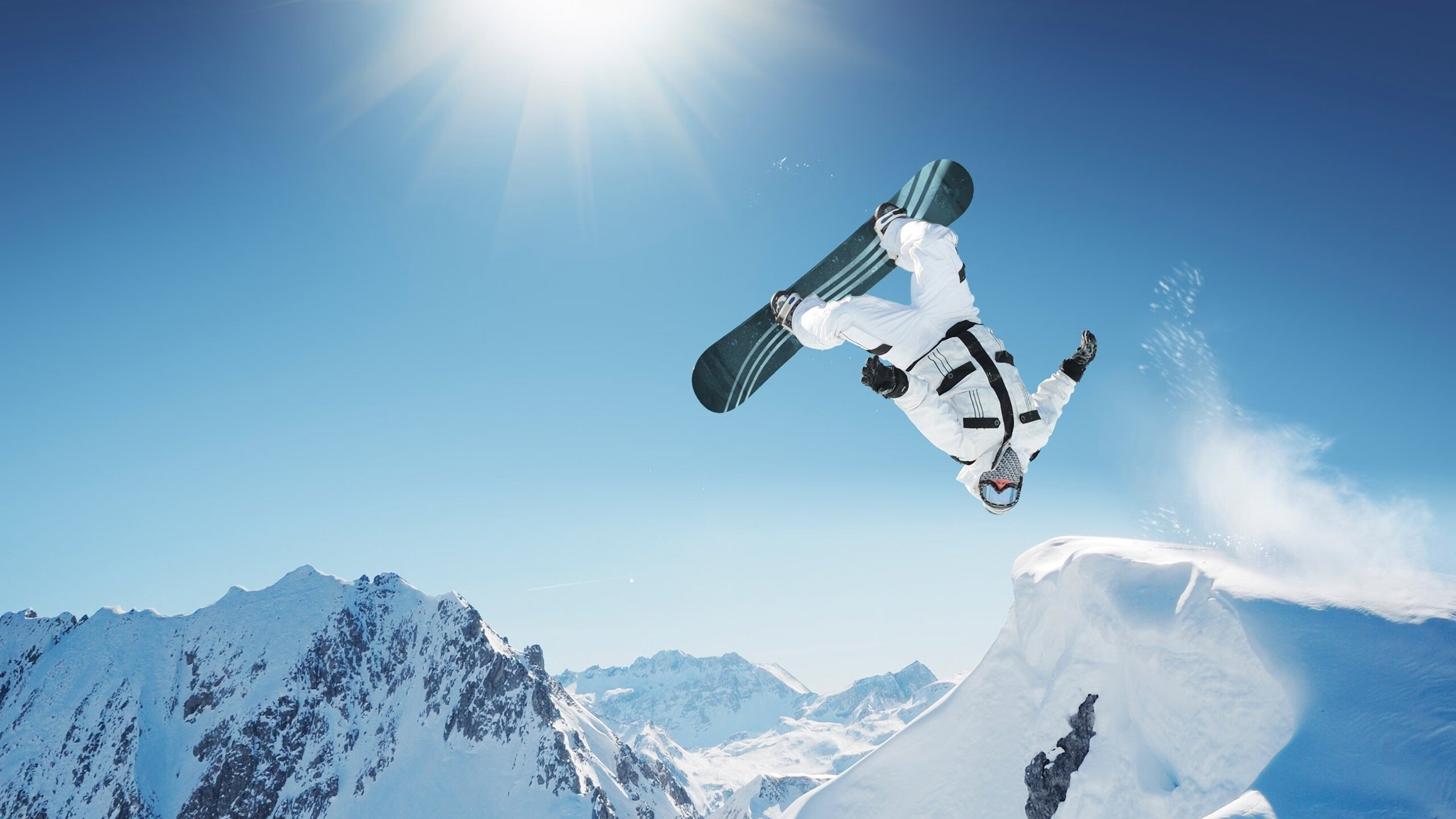 红牛车队力克阿斯顿马丁，诺里斯关键制胜，策略与勇气的双重奏