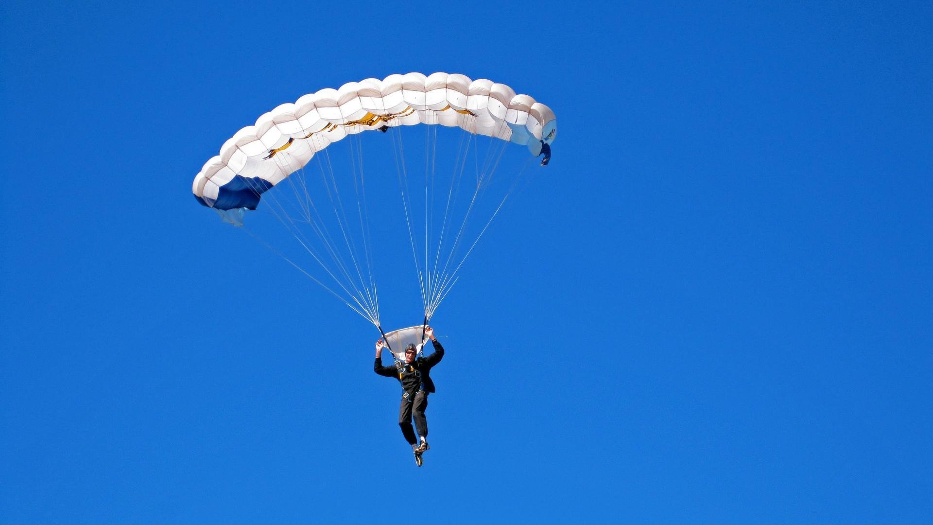 赛道与球场的双重奏，杜兰特F1揭幕战称王，广厦力克尼克斯